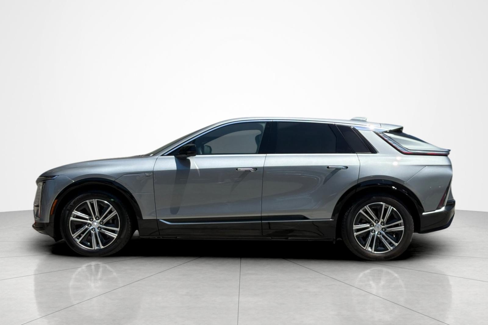 Used 2024 Cadillac Lyriq Luxury AWD/4WD image 2