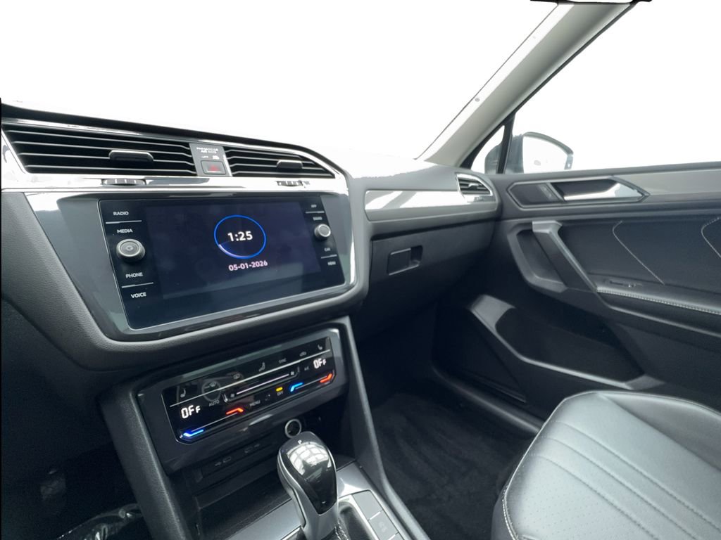 Used 2022 Volkswagen Tiguan SE w/ Panoramic Sunroof Package FWD image 46