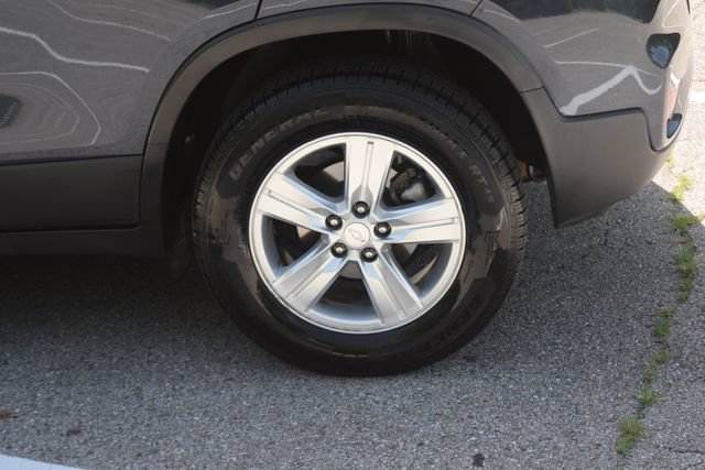 Used 2019 Chevrolet Trax LT w/ Sun & Sound Package AWD/4WD image 27
