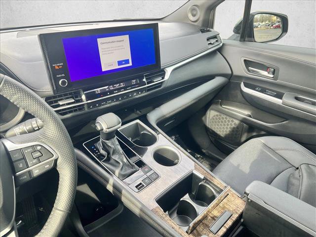 Used 2025 Toyota Sienna Platinum image 16
