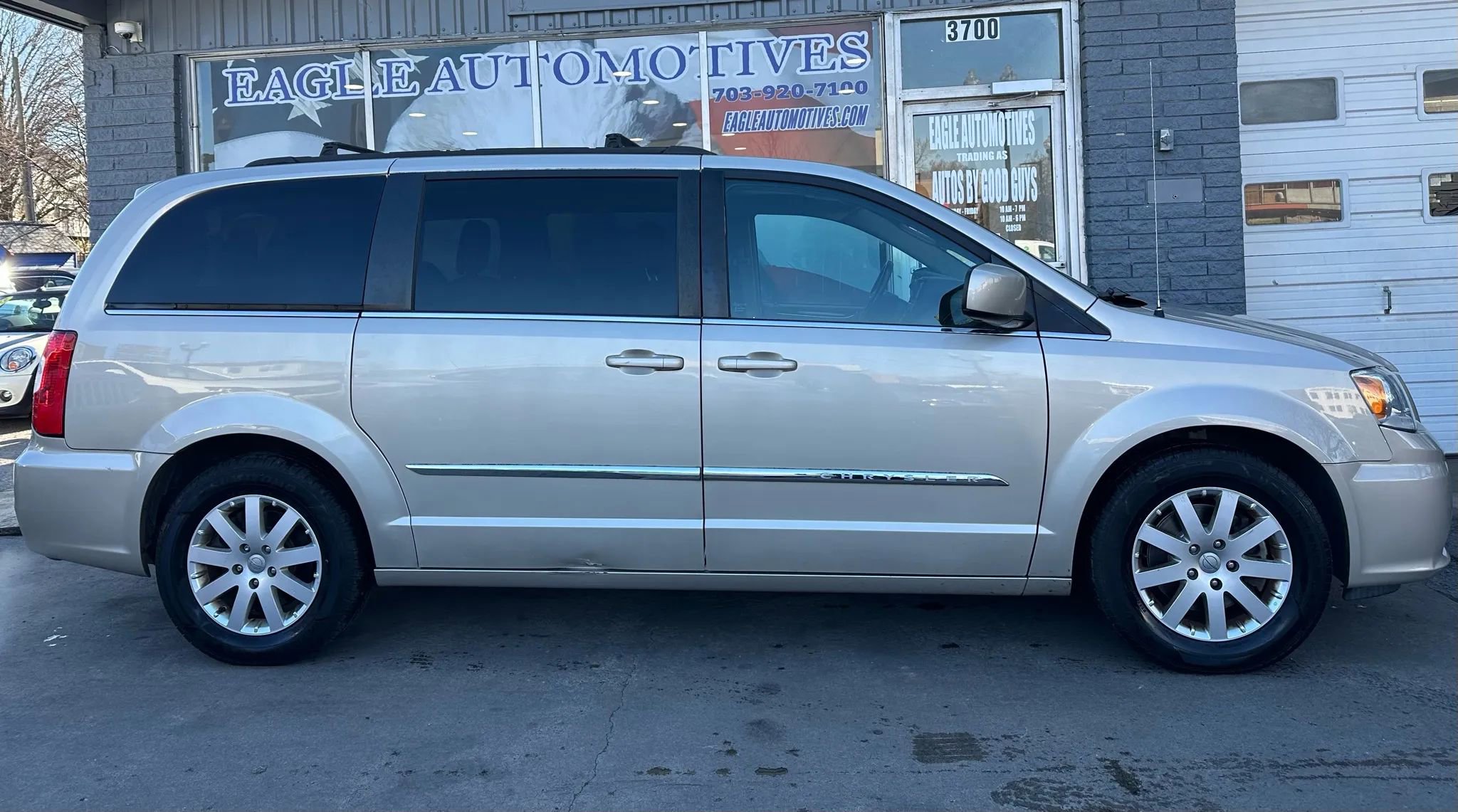 Used 2016 Chrysler Town & Country Touring FWD image 2