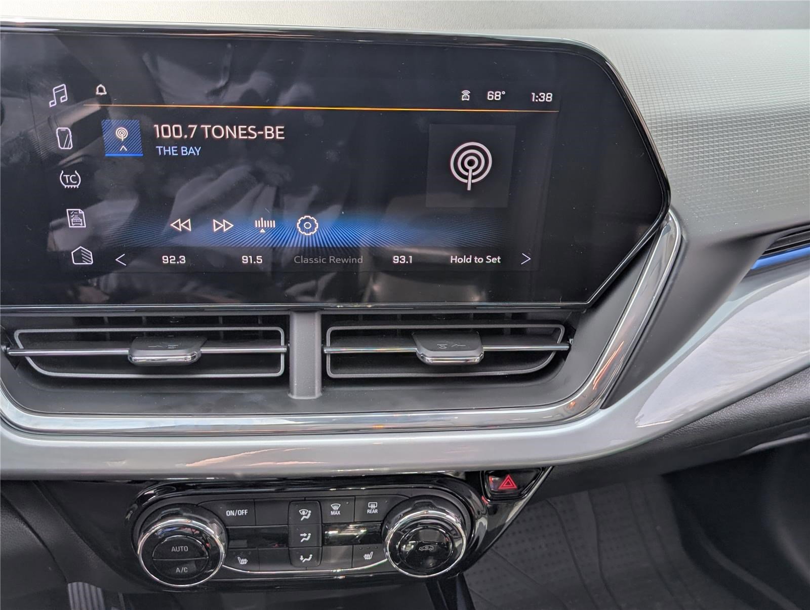 Used 2025 Chevrolet Trax LT w/ Driver Confidence Package image 25