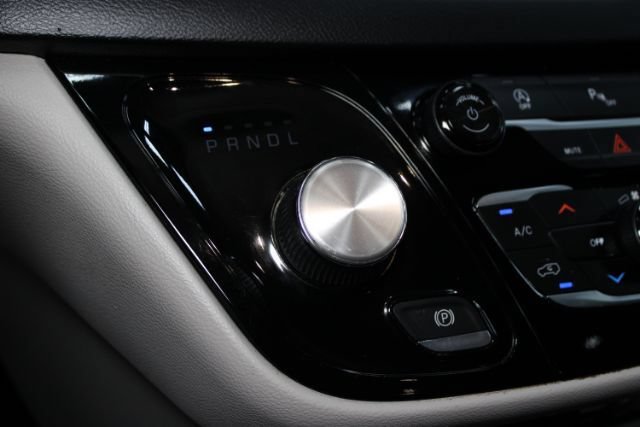 Used 2019 Chrysler Pacifica Touring-L FWD image 17