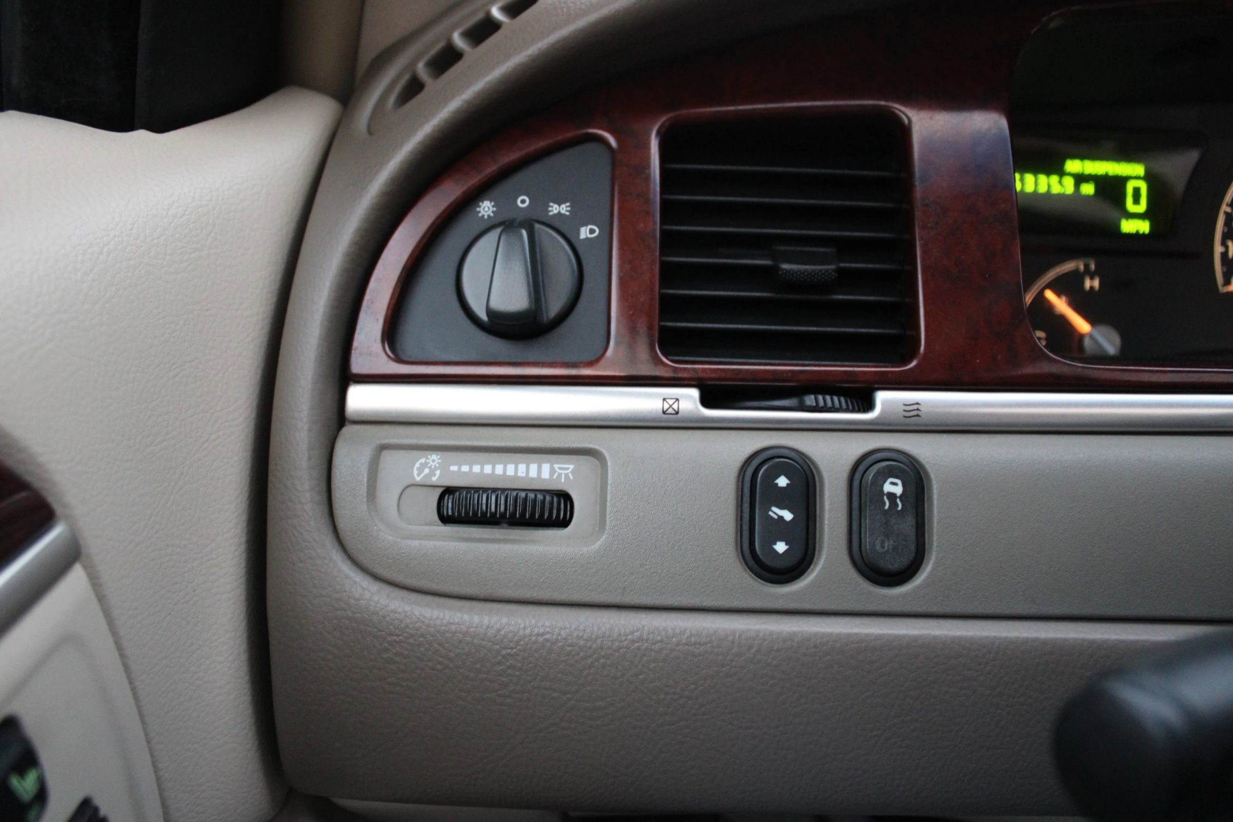 Used 2003 Lincoln Town Car Signature image 23