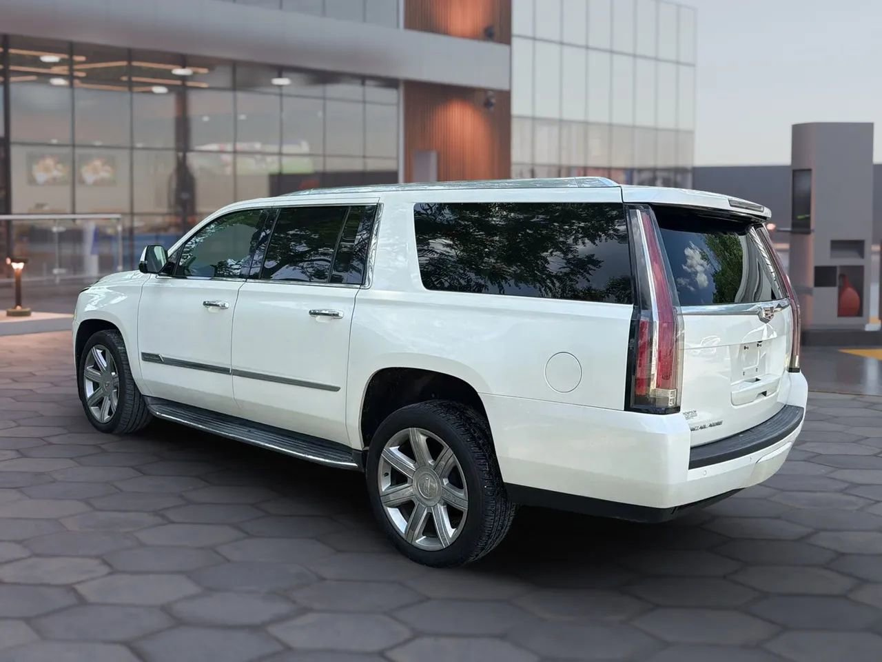 Used 2015 Cadillac Escalade ESV Luxury AWD/4WD image 5