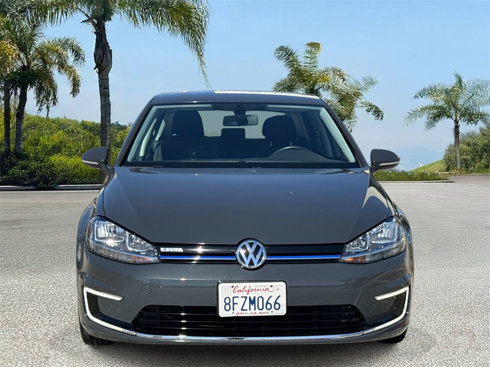 Used 2018 Volkswagen e-Golf SE w/ DC Fast Charging Package FWD image 2