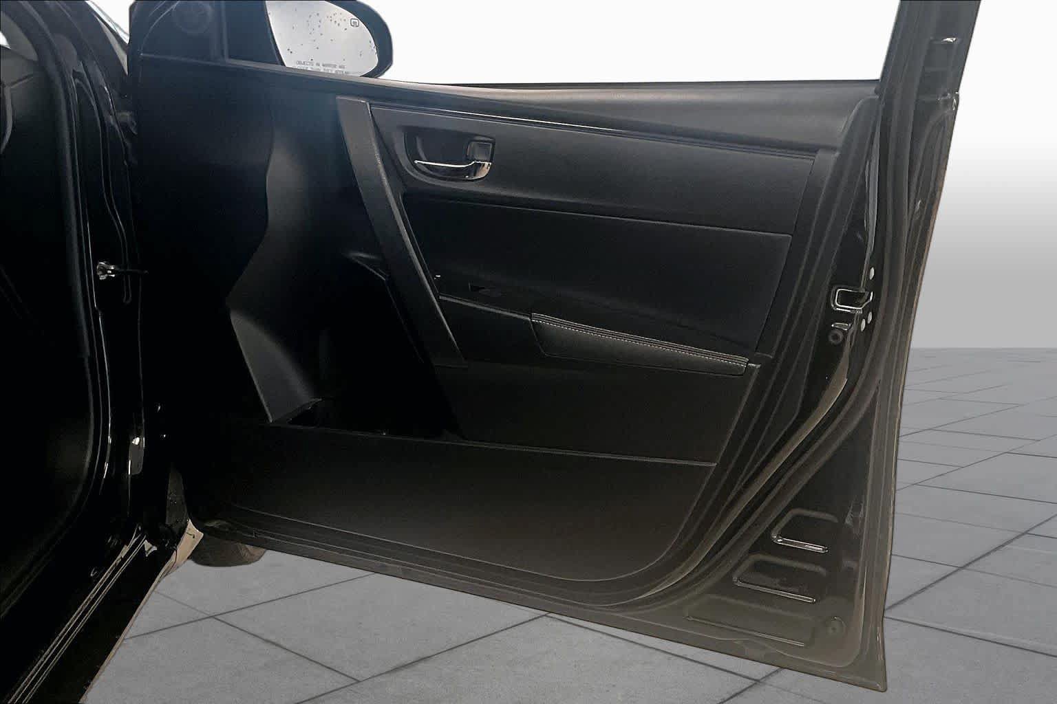Used 2018 Toyota Corolla SE w/ Carpet Mat Package (TMS) FWD image 21
