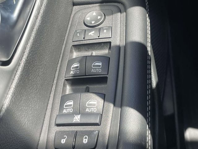 Used 2025 Chrysler Pacifica Limited FWD image 27