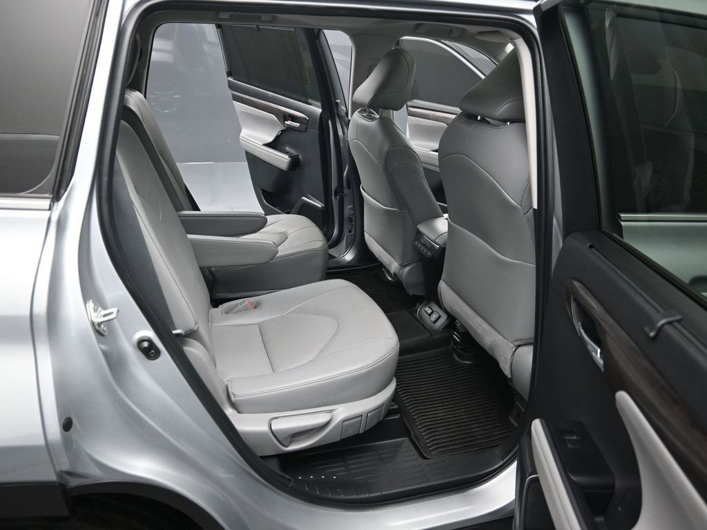 Used 2023 Toyota Highlander Limited image 41