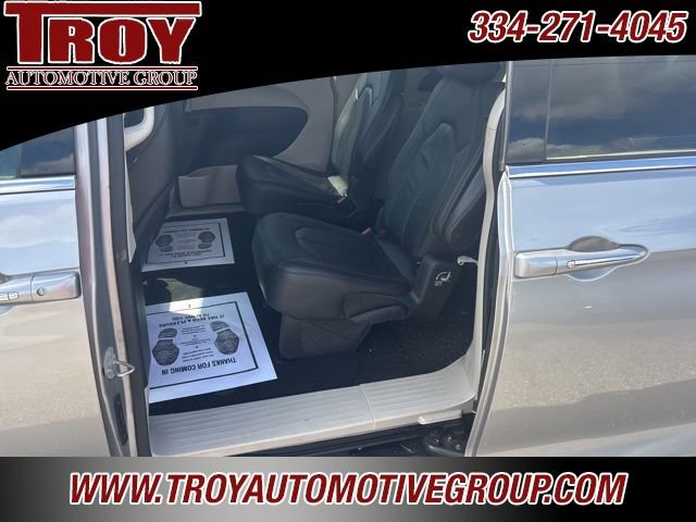 Used 2018 Chrysler Pacifica Touring-L image 31