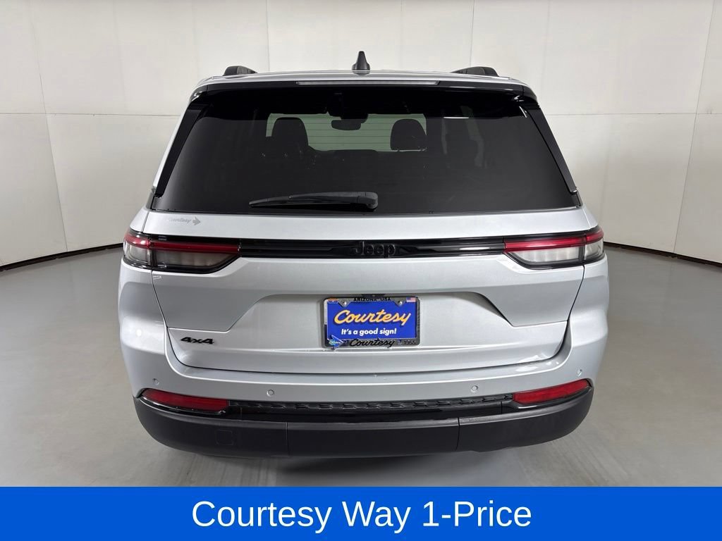 Used 2024 Jeep Grand Cherokee Altitude AWD/4WD image 9