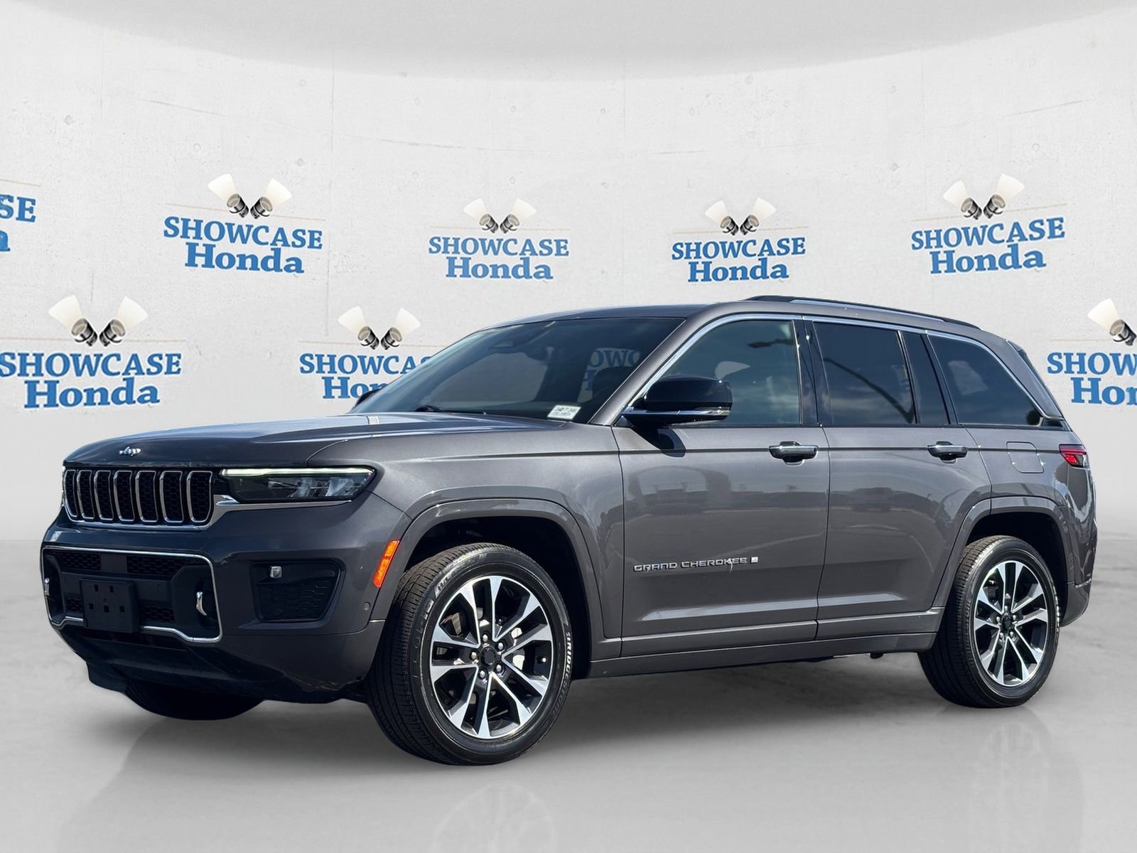 Used 2022 Jeep Grand Cherokee Overland w/ Luxury Tech Group IV image 2