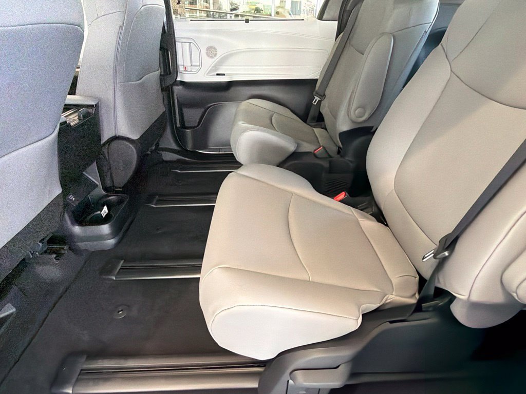 New 2026 Toyota Sienna XLE AWD/4WD image 30