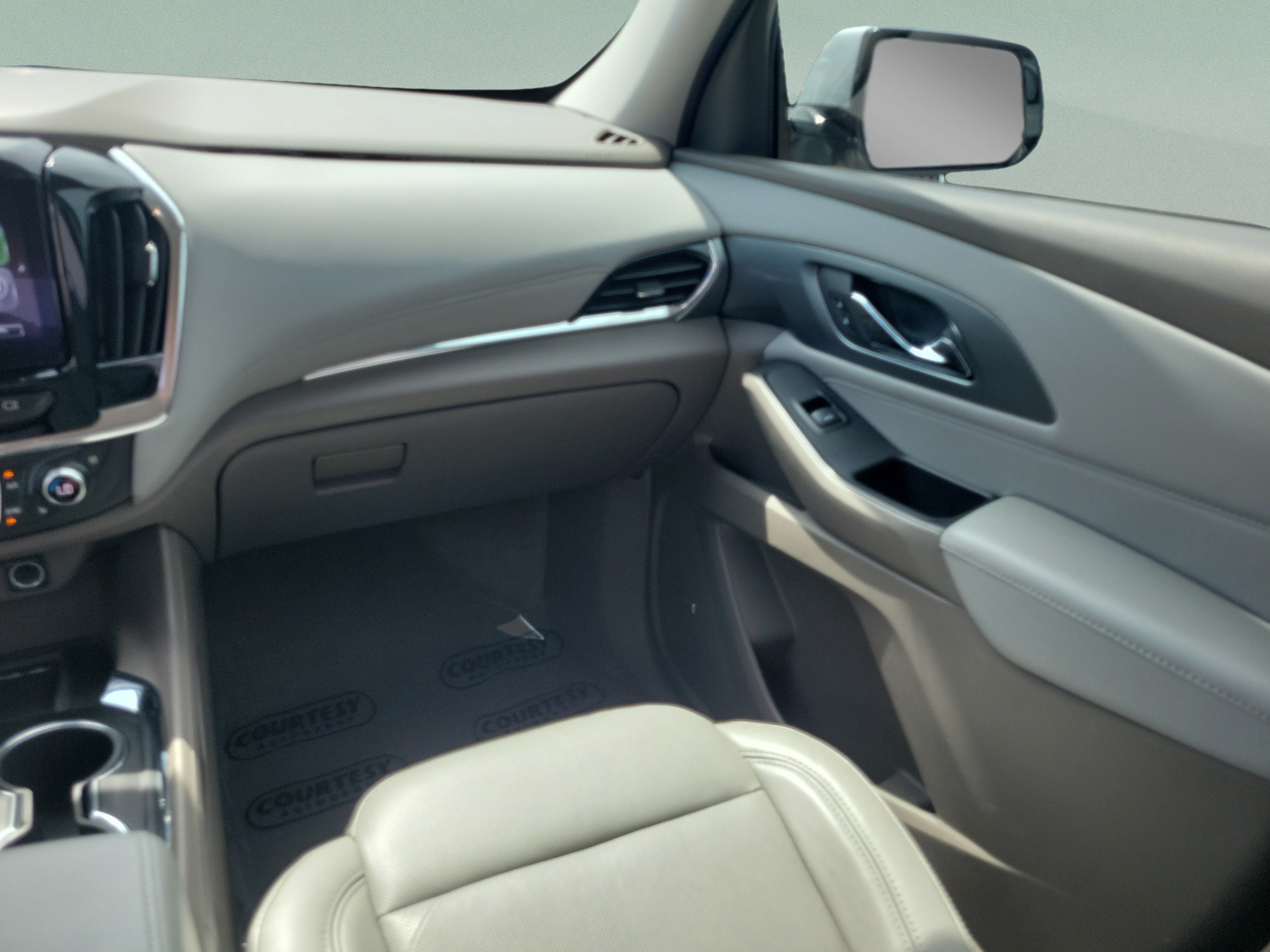 Used 2018 Chevrolet Traverse Premier w/ Driver Confidence II Package FWD image 10