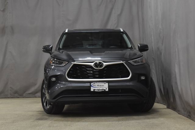 Used 2023 Toyota Highlander XLE image 5