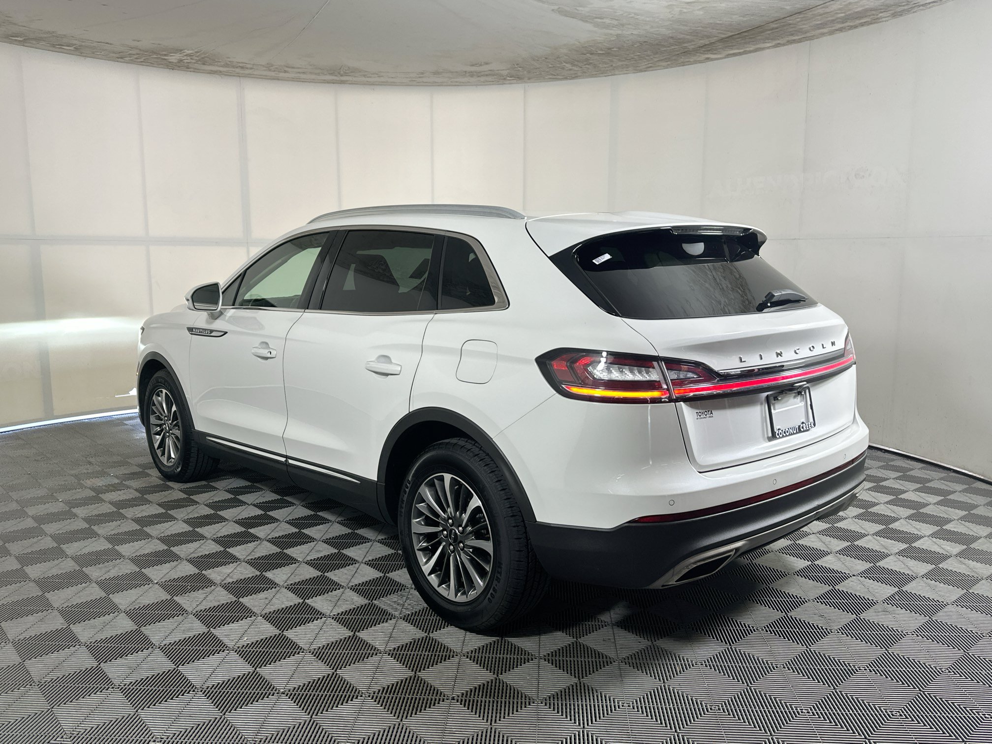 Used 2023 Lincoln Nautilus AWD w/ Premium Package image 5