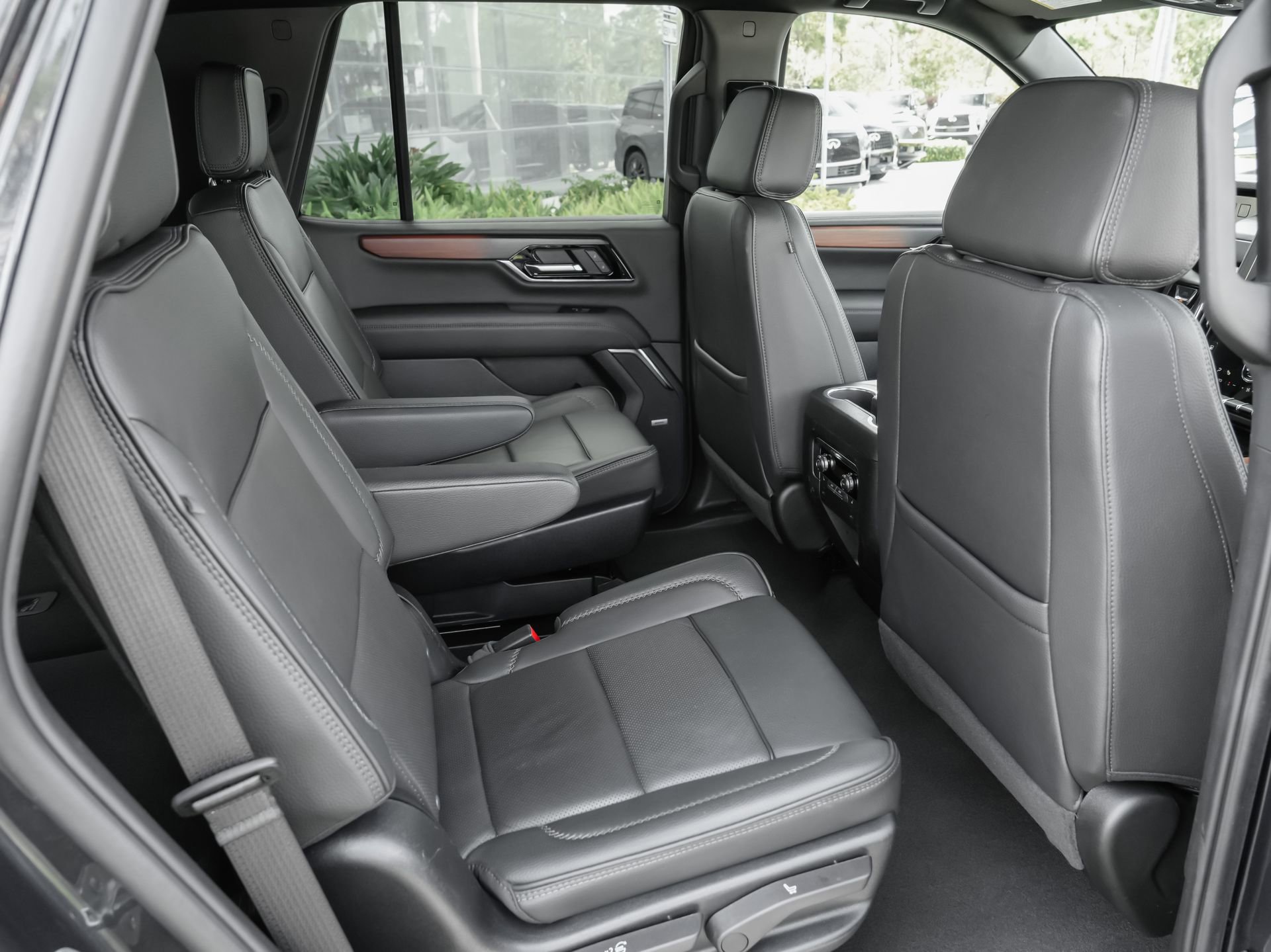 Used 2025 GMC Yukon Denali RWD image 35