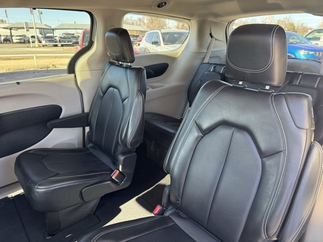 Used 2024 Chrysler Pacifica Touring-L image 12