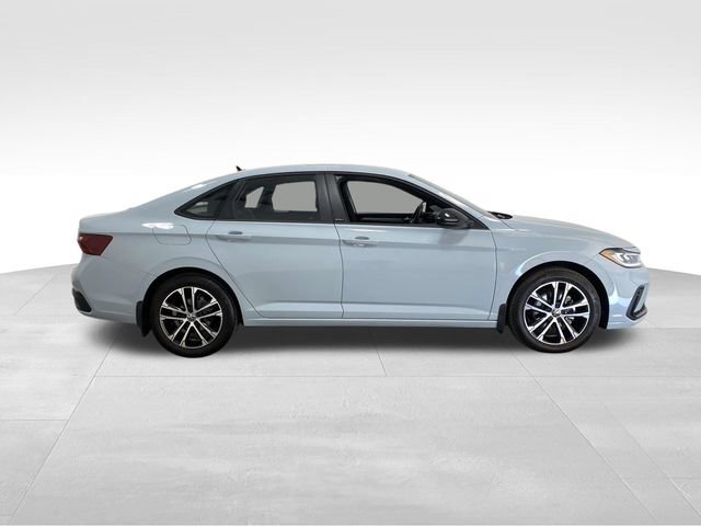 Used 2025 Volkswagen Jetta Sport image 2