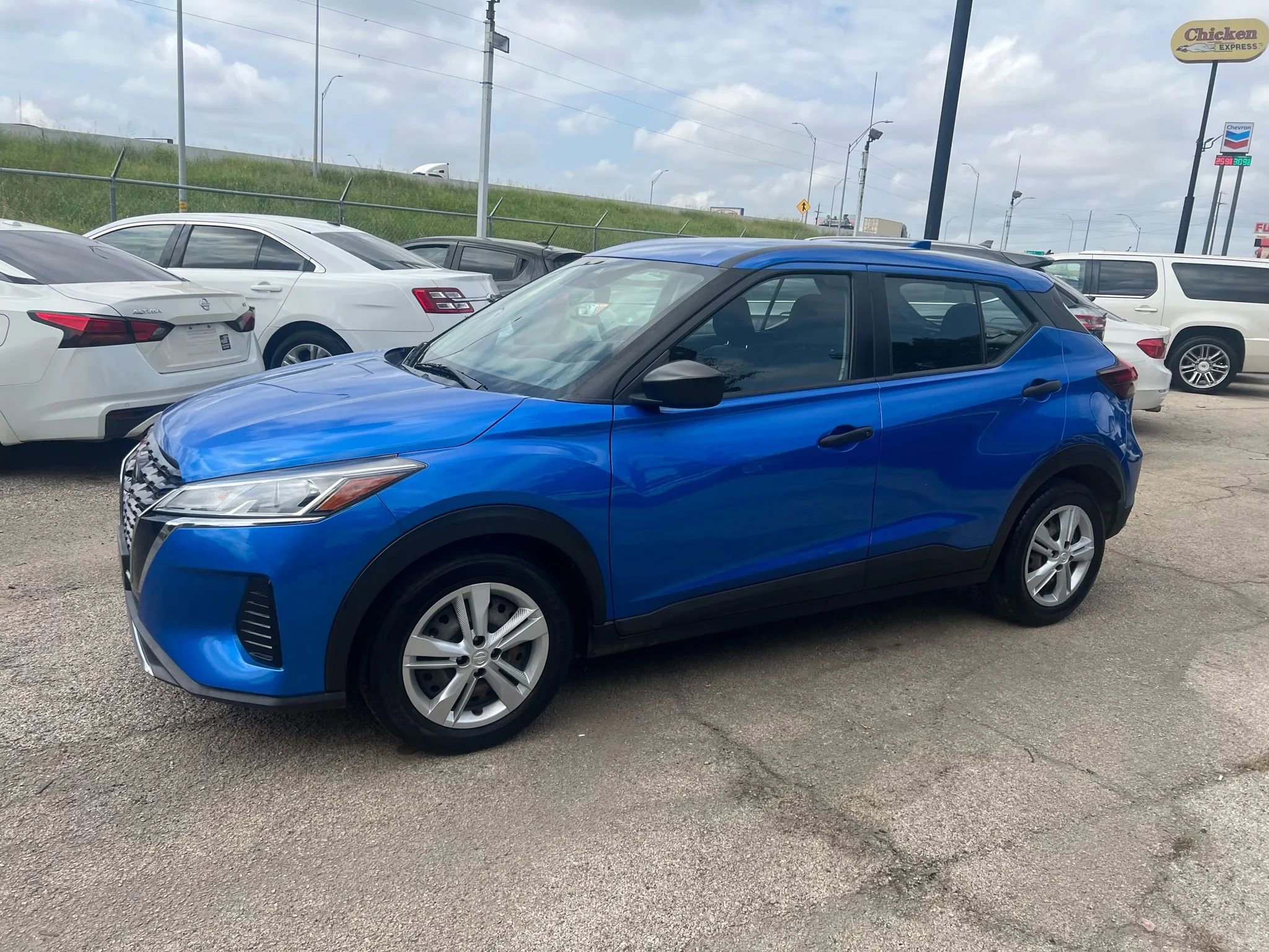 Used 2021 Nissan Kicks S image 3