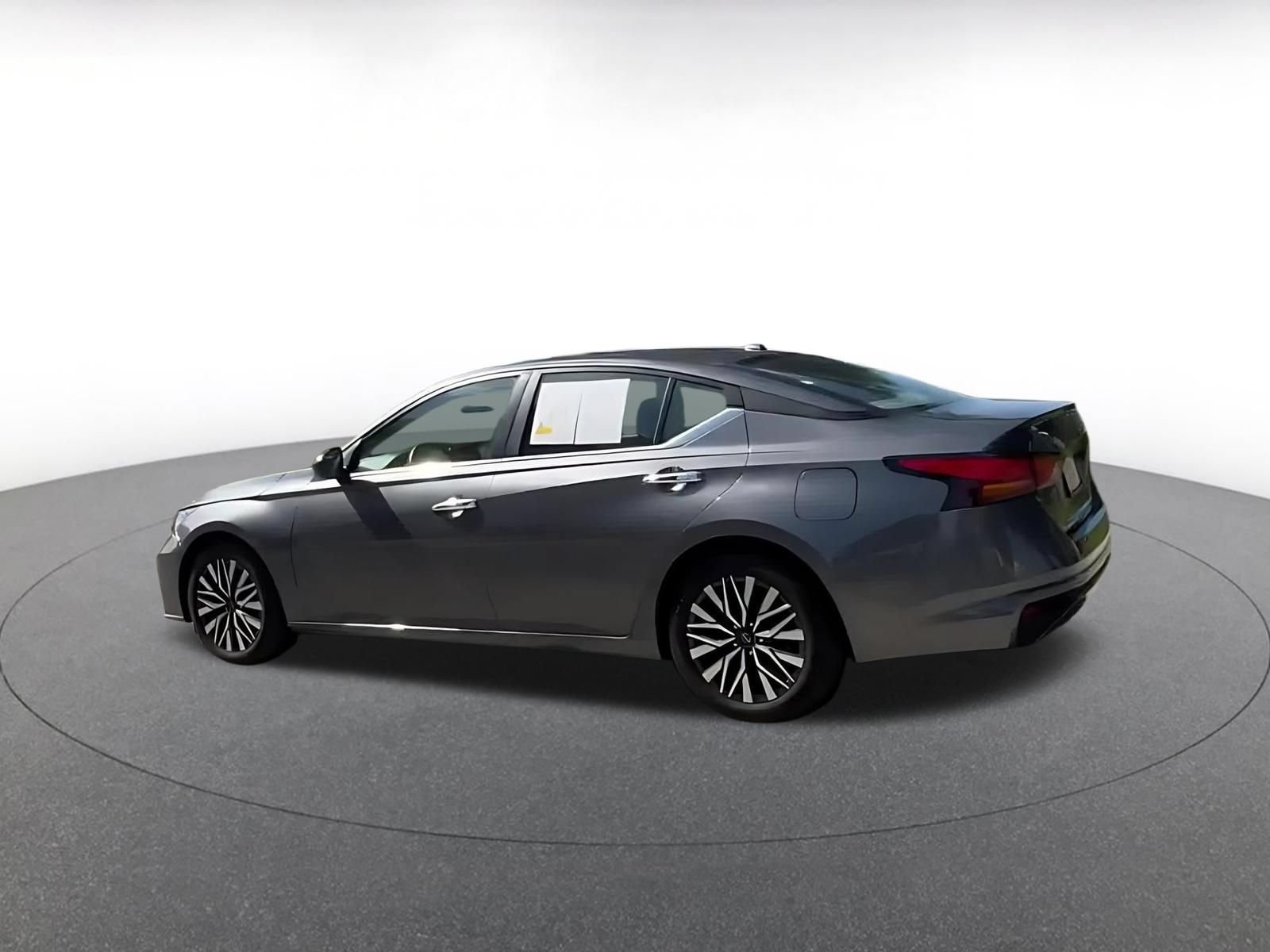 Used 2025 Nissan Altima 2.5 SV FWD image 9