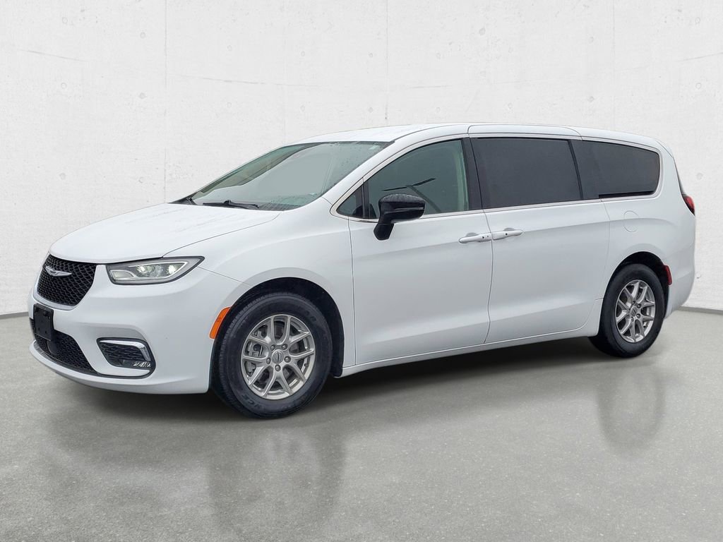 Used 2024 Chrysler Pacifica Touring-L image 4