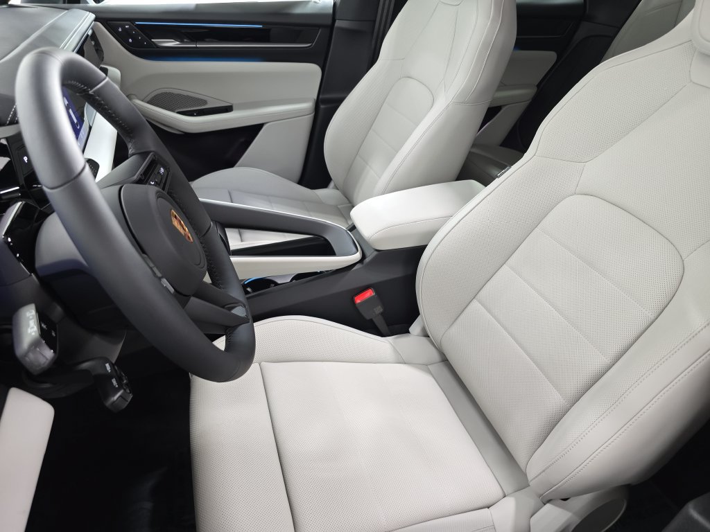 New 2026 Porsche Macan Electric RWD image 5