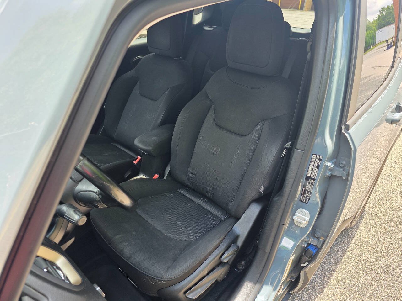 Used 2017 Jeep Renegade Latitude FWD image 12
