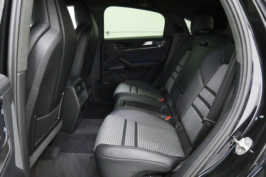 Used 2025 Porsche Cayenne GTS image 21