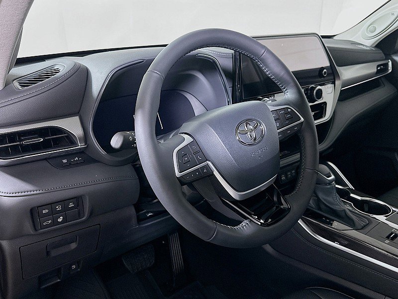 New 2026 Toyota Highlander Platinum image 14