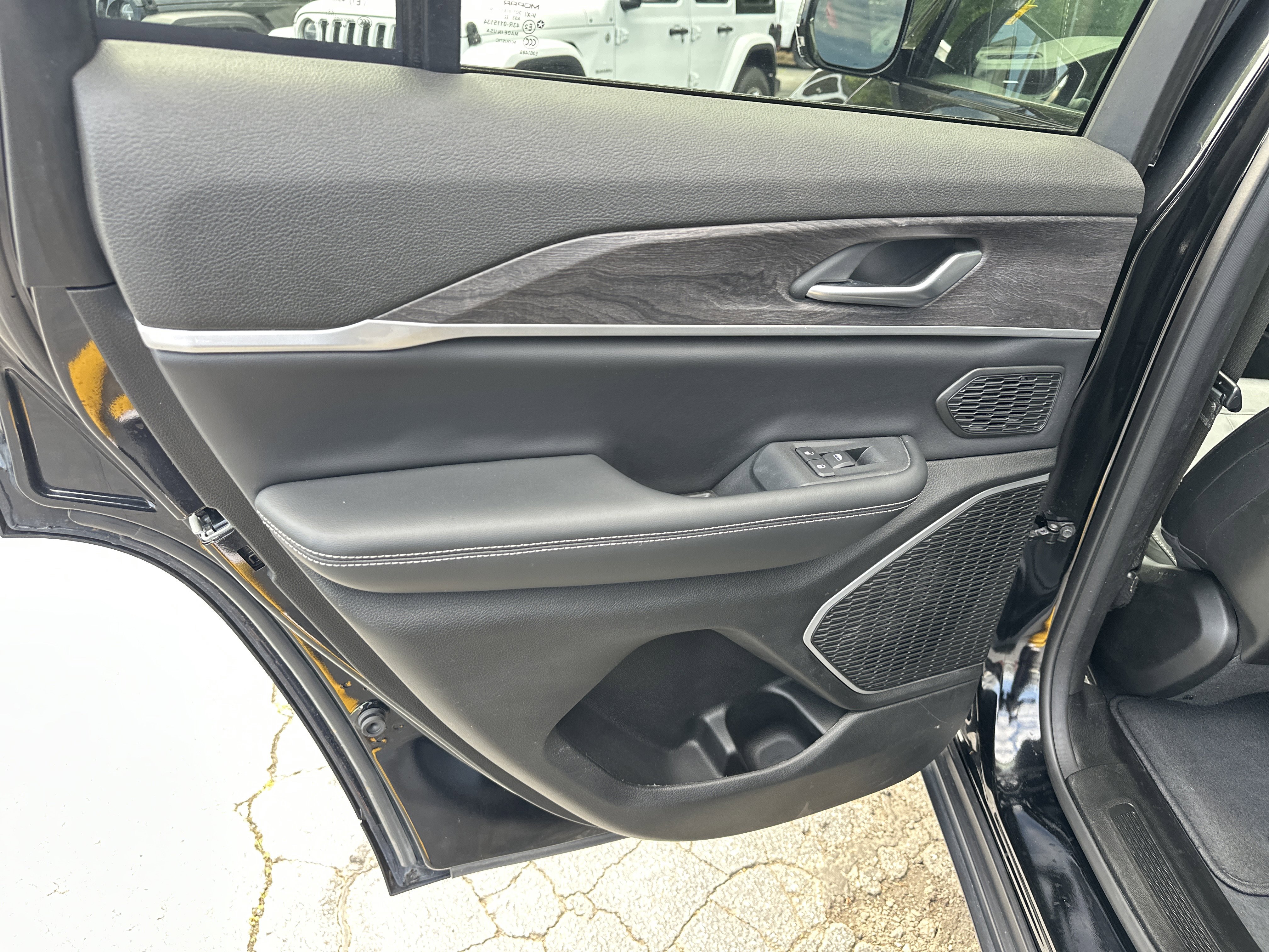 Used 2023 Jeep Grand Cherokee Limited w/ Black Appearance Package AWD/4WD image 24