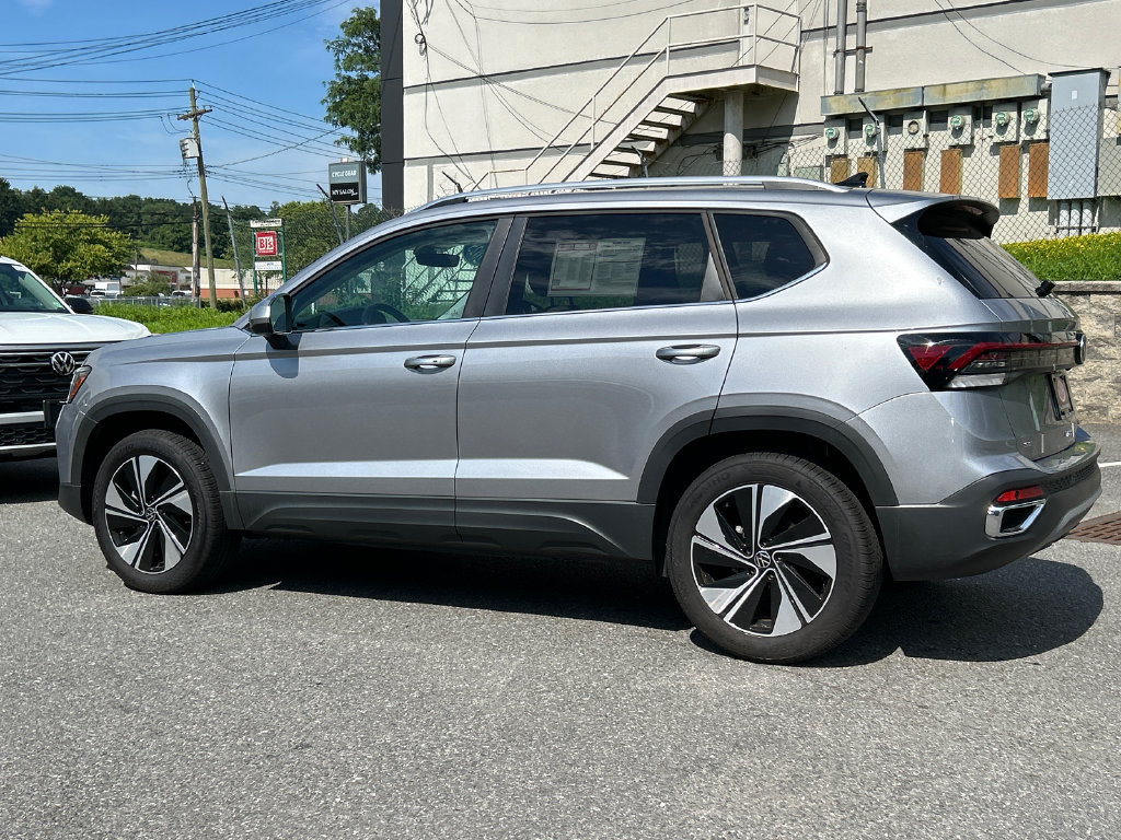 Used 2025 Volkswagen Taos SE AWD/4WD image 4