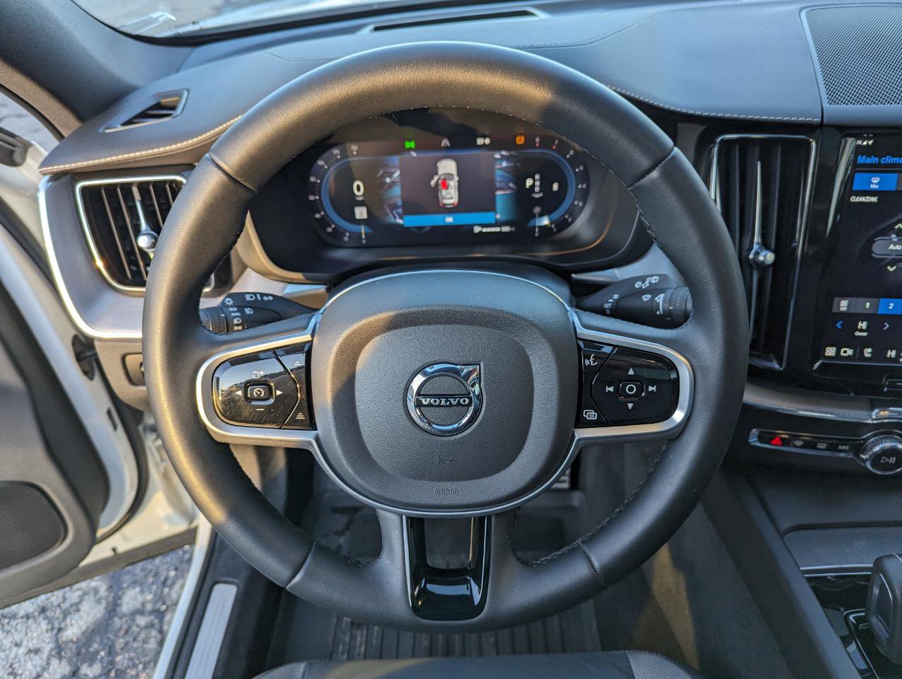 Used 2022 Volvo XC60 B5 R-Design w/ Advanced Package image 15