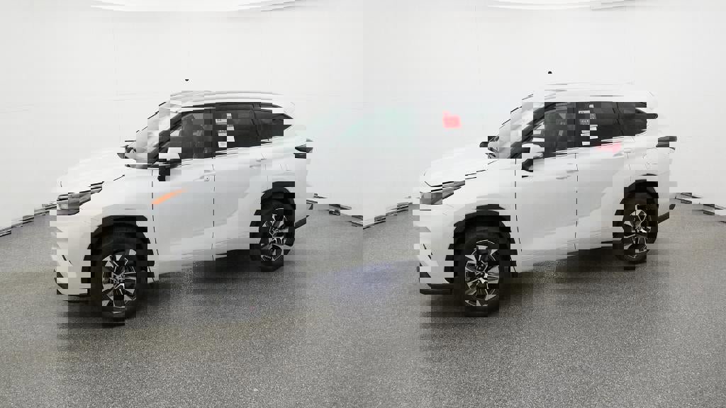 New 2026 Toyota Highlander XLE image 2