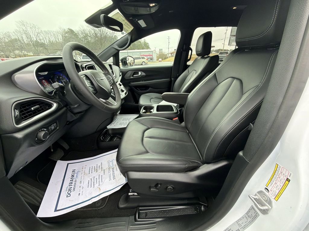 Used 2025 Chrysler Voyager LX FWD image 15