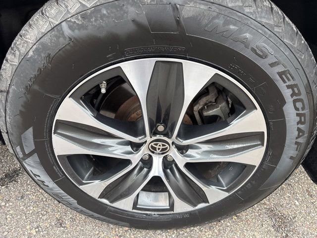 Used 2021 Toyota Highlander XLE AWD/4WD image 11