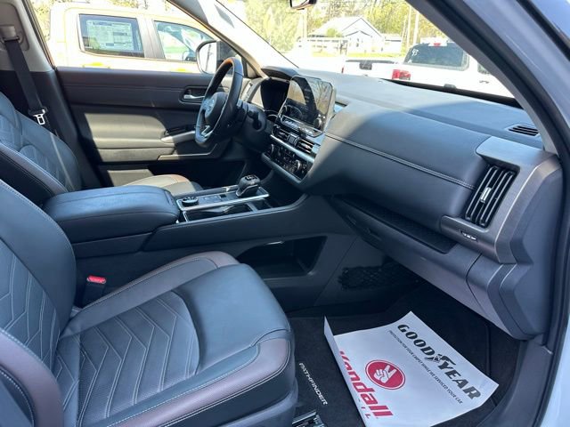 Used 2025 Nissan Pathfinder Platinum AWD/4WD image 15