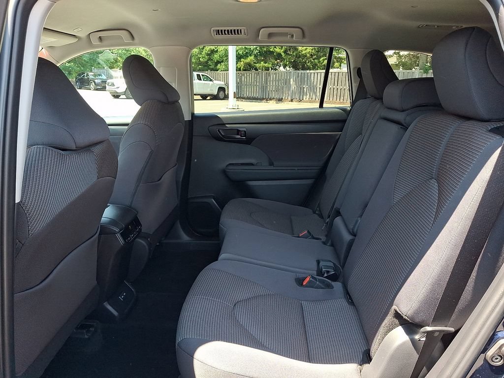 Used 2025 Toyota Highlander LE AWD/4WD image 11