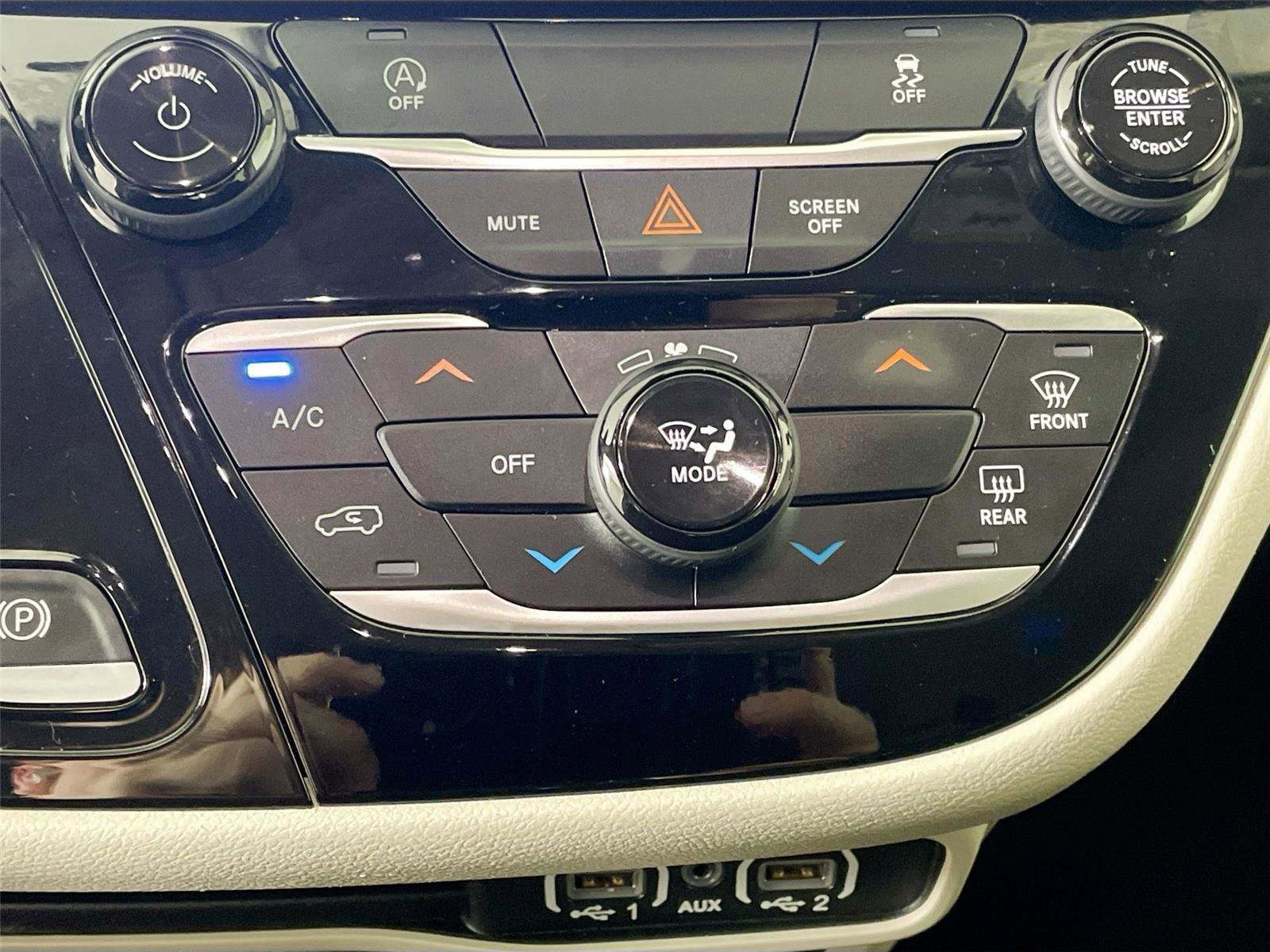 Used 2022 Chrysler Voyager LX image 9