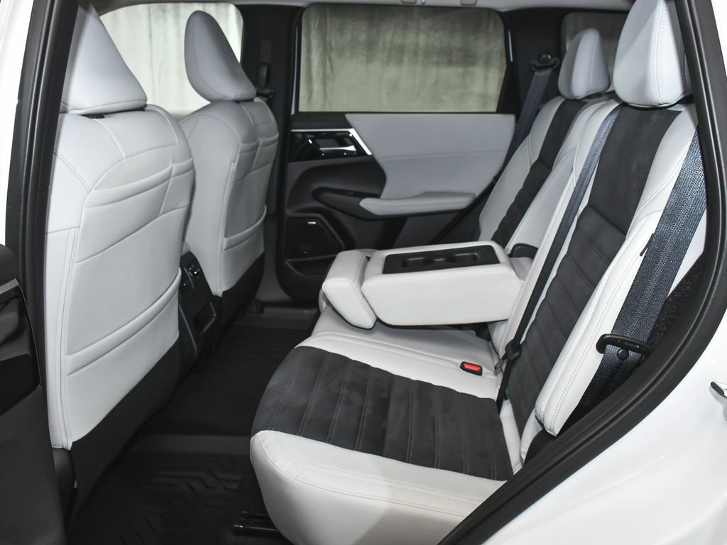 Used 2025 Mitsubishi Outlander SE image 46