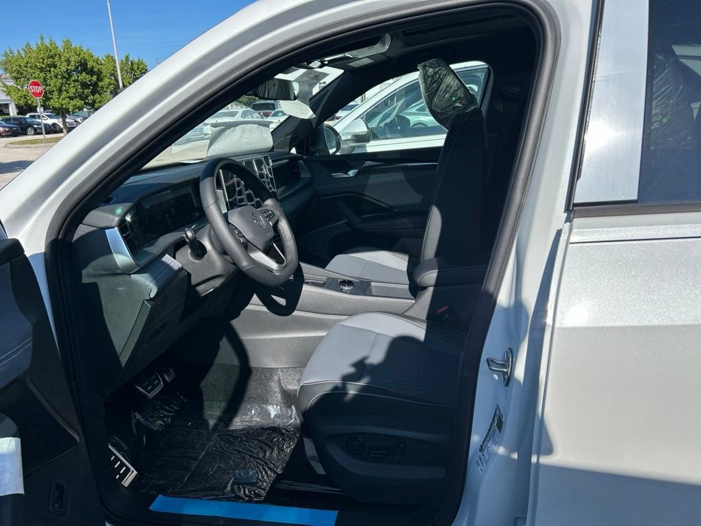 New 2026 Volkswagen Tiguan SE R-Line FWD image 15