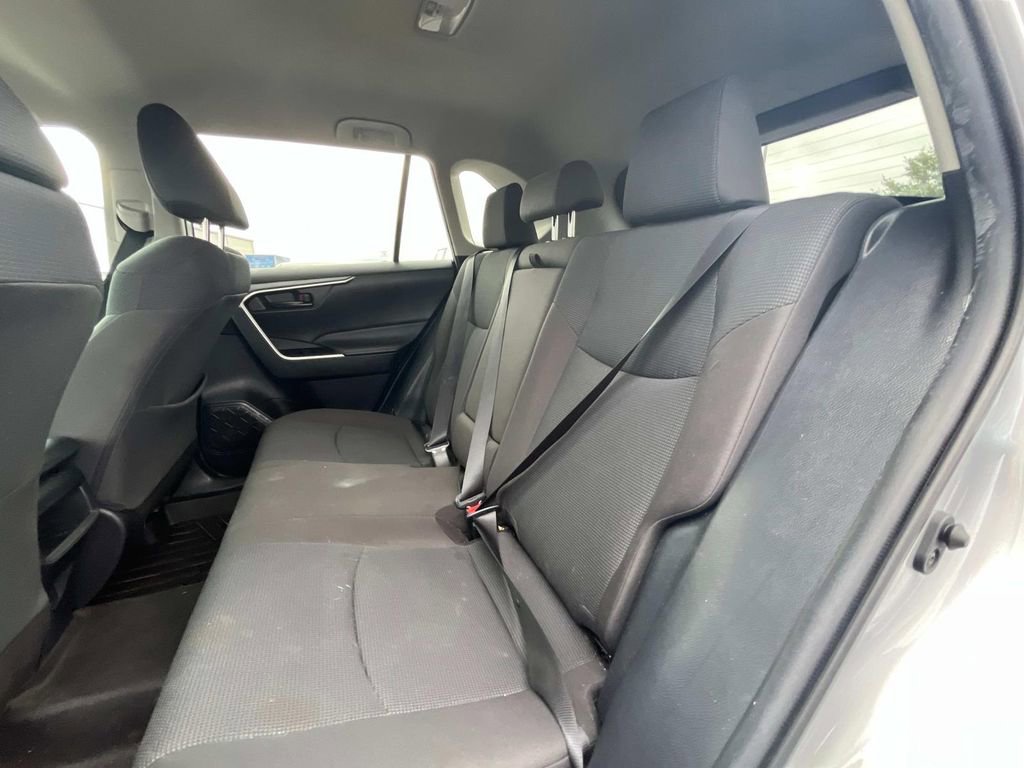 Used 2021 Toyota RAV4 LE image 10