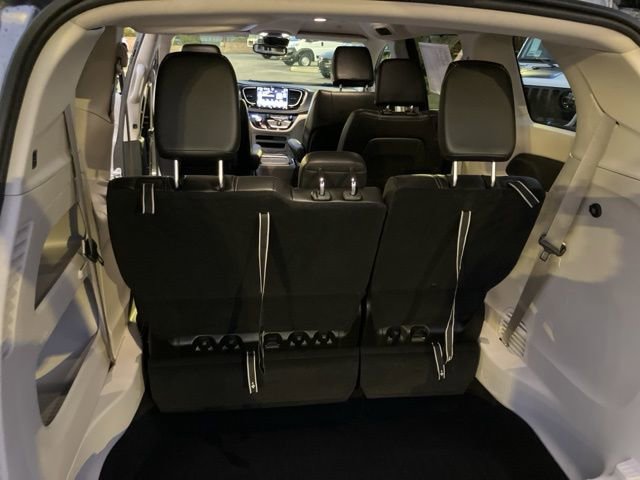Used 2023 Chrysler Pacifica Touring-L image 22