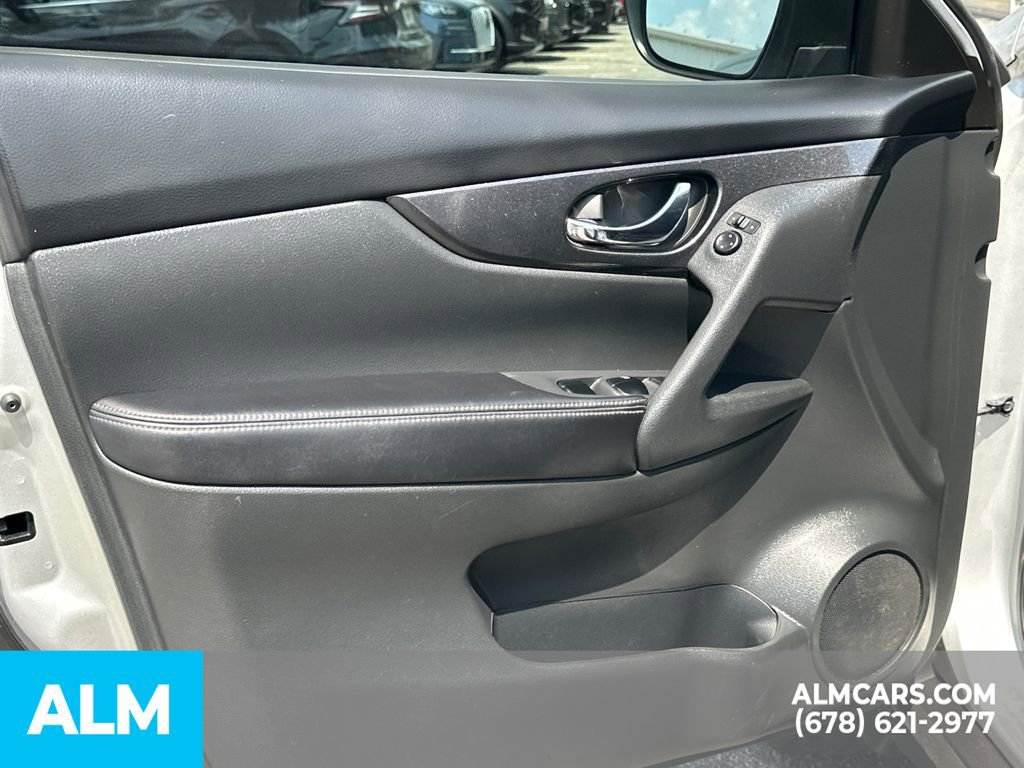 Used 2017 Nissan Rogue S AWD/4WD image 12