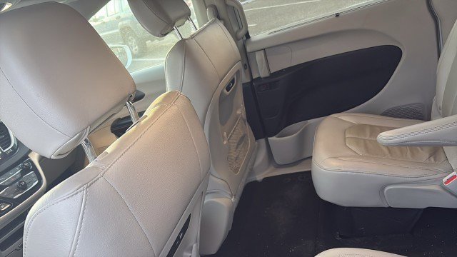 Used 2021 Chrysler Pacifica Touring-L image 25