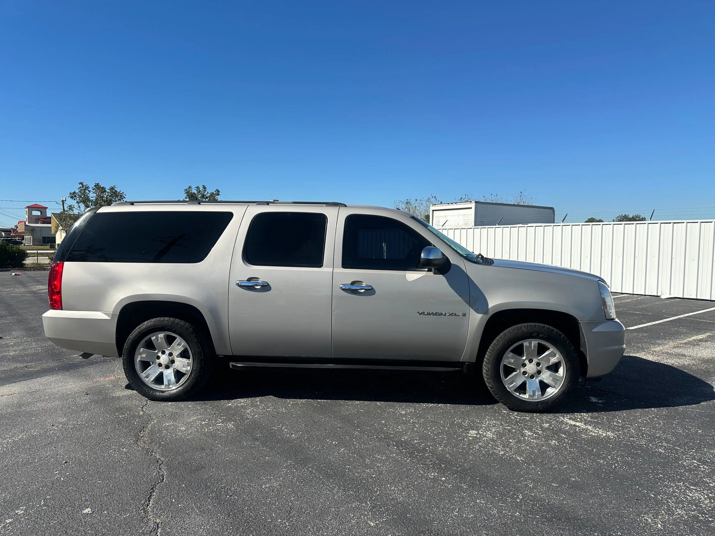 Used 2007 GMC Yukon XL SLE image 4