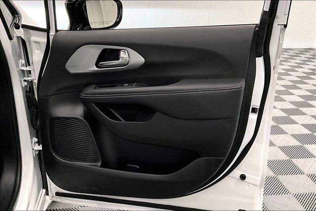 Used 2025 Chrysler Pacifica Limited image 20