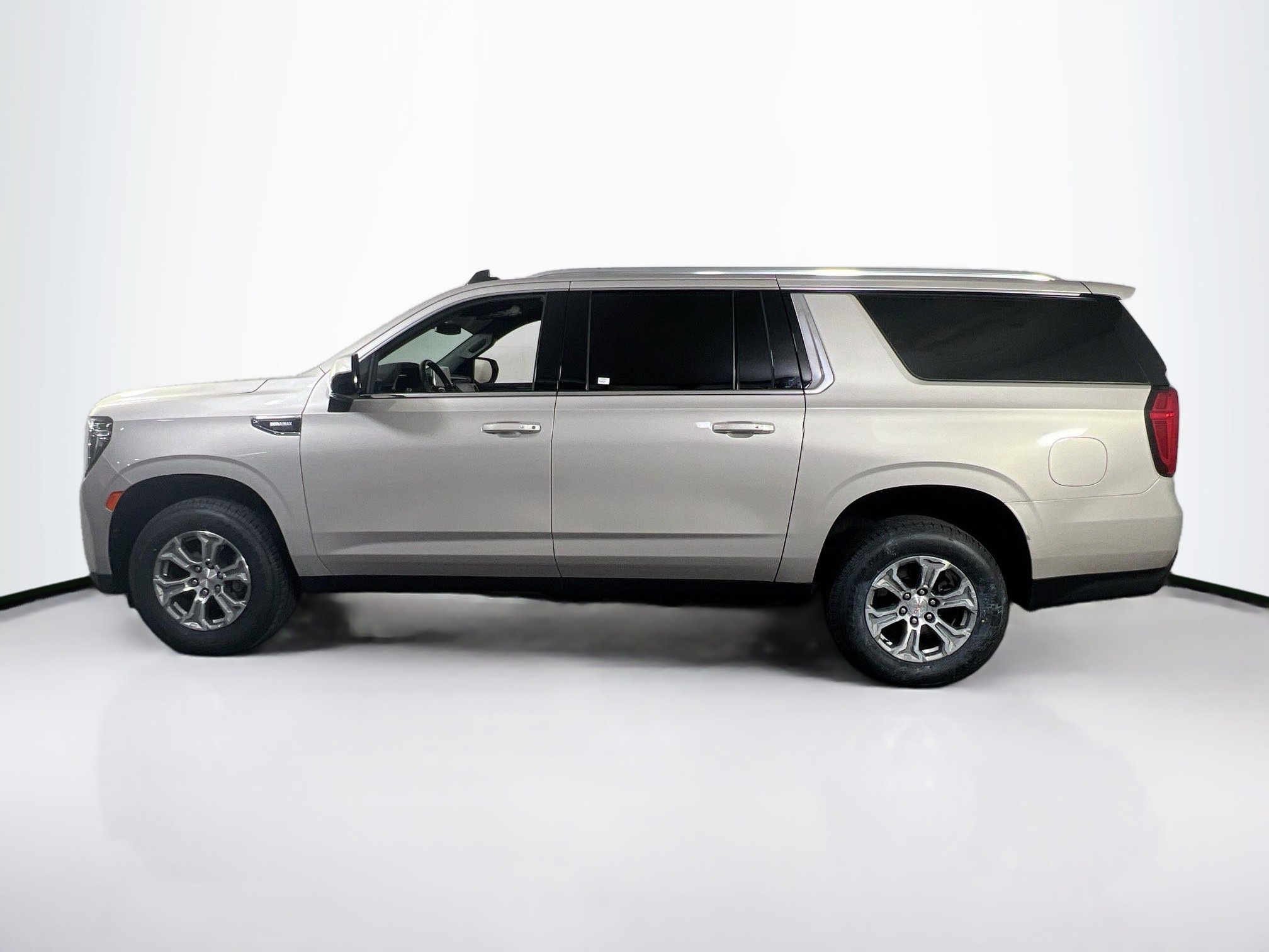 Used 2022 GMC Yukon XL SLE image 8