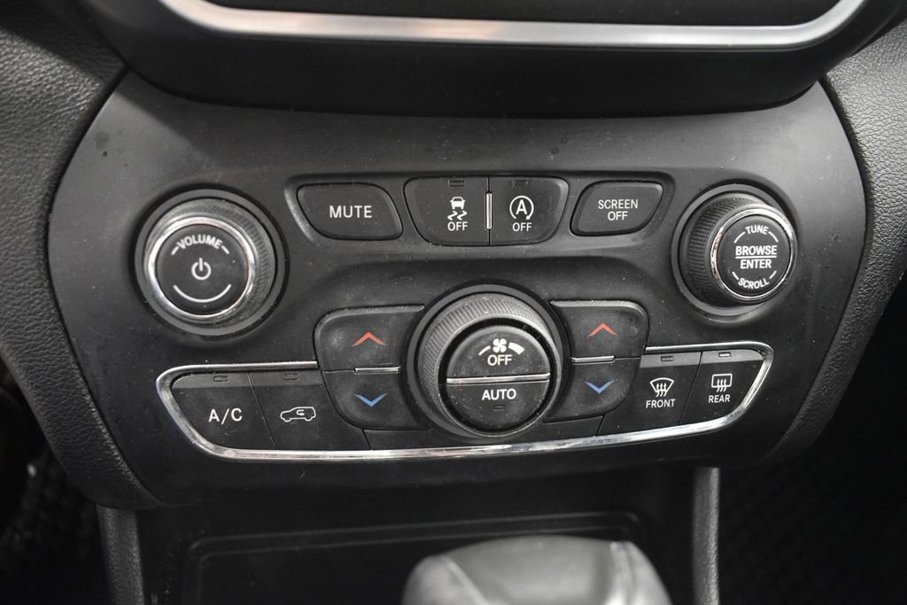 Used 2019 Jeep Cherokee Trailhawk w/ Cold Weather Group image 39