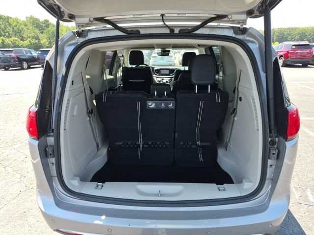 Used 2018 Chrysler Pacifica Touring-L Plus w/ Advanced Safetytec Group FWD image 18